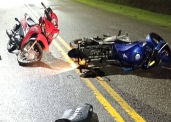 Violento choque entre dos motos: un joven en grave estado