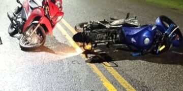 Violento choque entre dos motos: un joven en grave estado