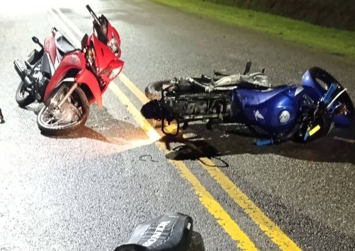 Violento choque entre dos motos: un joven en grave estado