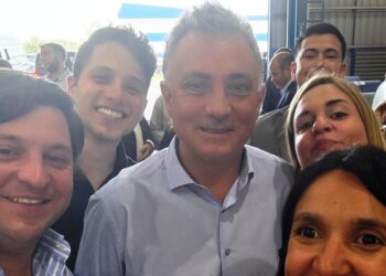 Pareja se reúne en San Nicolás con referentes de LLA para eliminar tasas municipales