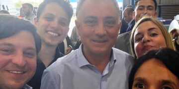 Pareja se reúne en San Nicolás con referentes de LLA para eliminar tasas municipales