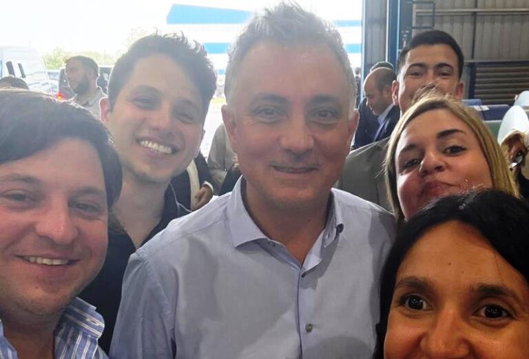 Pareja se reúne en San Nicolás con referentes de LLA para eliminar tasas municipales