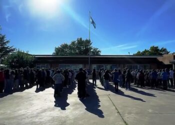 Bouvier encabezó el acto de inicio del ciclo lectivo de nivel secundario