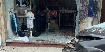 Choque con bolardos y dos autos y dos vidrieras rotas