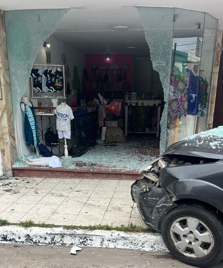 Choque con bolardos y dos autos y dos vidrieras rotas