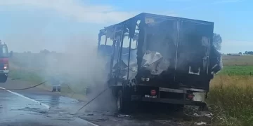 Se incendió un camión que transportaba jeans desde Pergamino