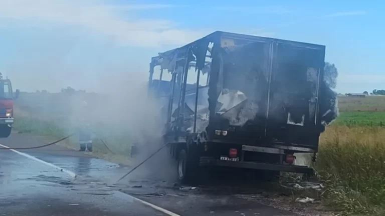 Se incendió un camión que transportaba jeans desde Pergamino