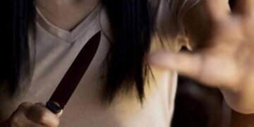 Detienen a una mujer por atacar a otra con un arma blanca y pegarle a una policía