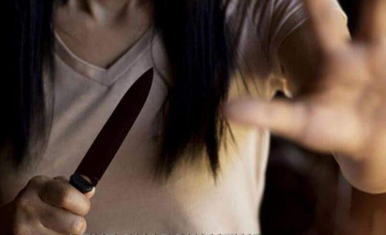 Detienen a una mujer por atacar a otra con un arma blanca y pegarle a una policía