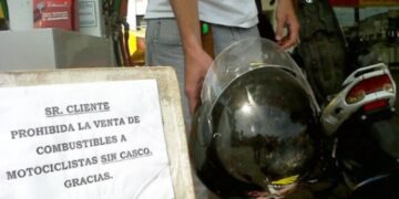 No le cargaron nafta por no llevar casco y atacó a un playero