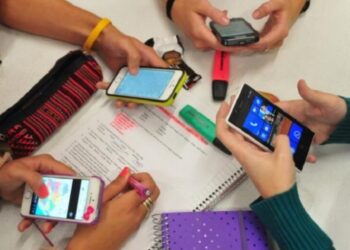 Comenzó a regir la prohibición de uso de celulares en las escuelas