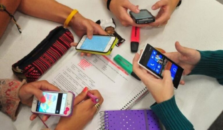 Comenzó a regir la prohibición de uso de celulares en las escuelas