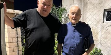 El inolvidable padre Papaleo sigue dando misas