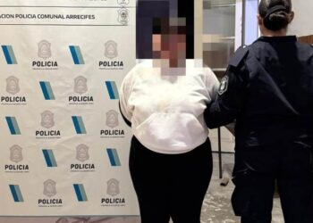 Detuvieron a una mujer alcoholizada por generar disturbios en la calle