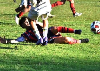 Torneo 6 Ligas: Obras rescató un punto en un partido polémico