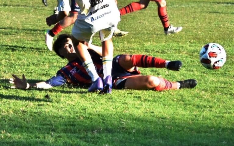 Torneo 6 Ligas: Obras rescató un punto en un partido polémico