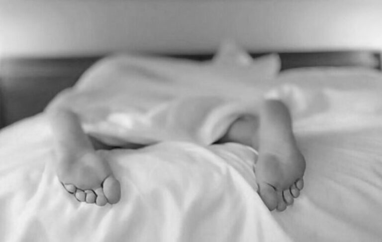 Estaba en una cama que no debía, lo levantaron y lo detuvieron