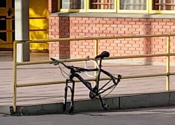 Se llevaron las ruedas de una bici atada con candado en la Escuela Técnica