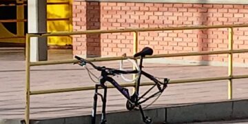 Se llevaron las ruedas de una bici atada con candado en la Escuela Técnica