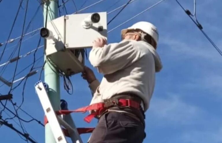 Detienen a un menor por dañar una cámara de seguridad