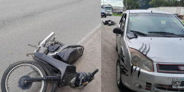 Otro choque entre un auto y una moto: un herido