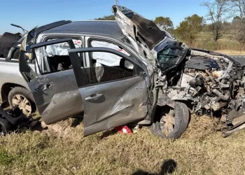 Violento choque entre dos camionetas en la autopista 8