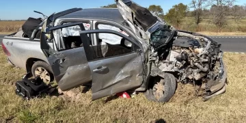 Violento choque entre dos camionetas en la autopista 8
