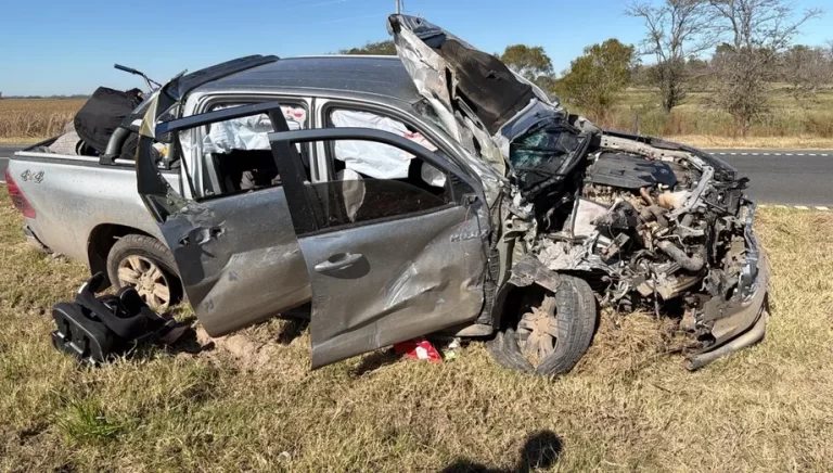 Violento choque entre dos camionetas en la autopista 8