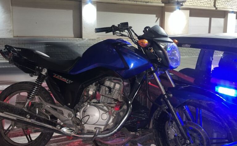 Aprehendieron a dos jóvenes por intentar escapar en moto y llevar marihuana