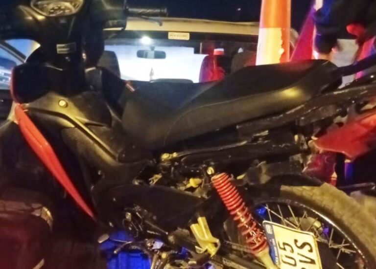 Detienen una moto que se huyó de un control y la secuestran