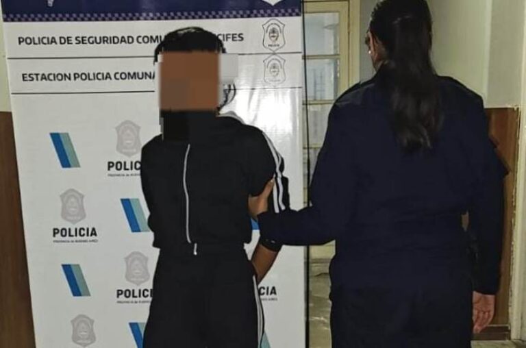 Detienen a una mujer agresiva con dos machetes