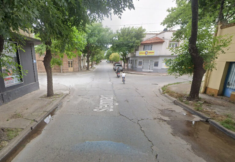 Una mujer y una nena se accidentaron en moto por un cable en la calle