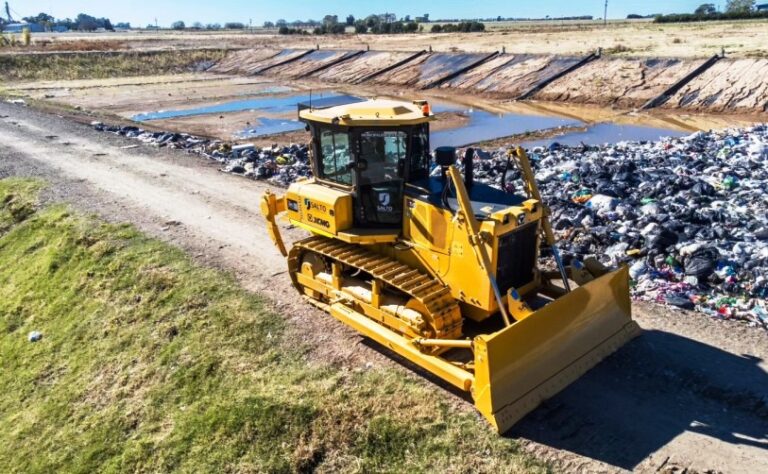 Salto incorporó una nueva topadora para su Planta de Residuos
