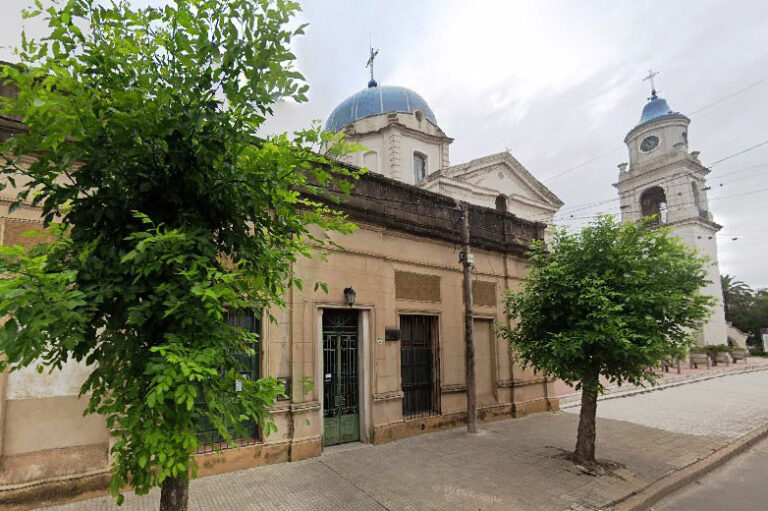 Le roban al cura de Arrecifes mientras estaba dando misa