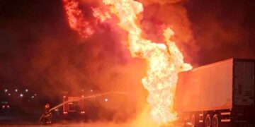 Tragedia en la ruta 8: muere un chofer al incendiarse un camión