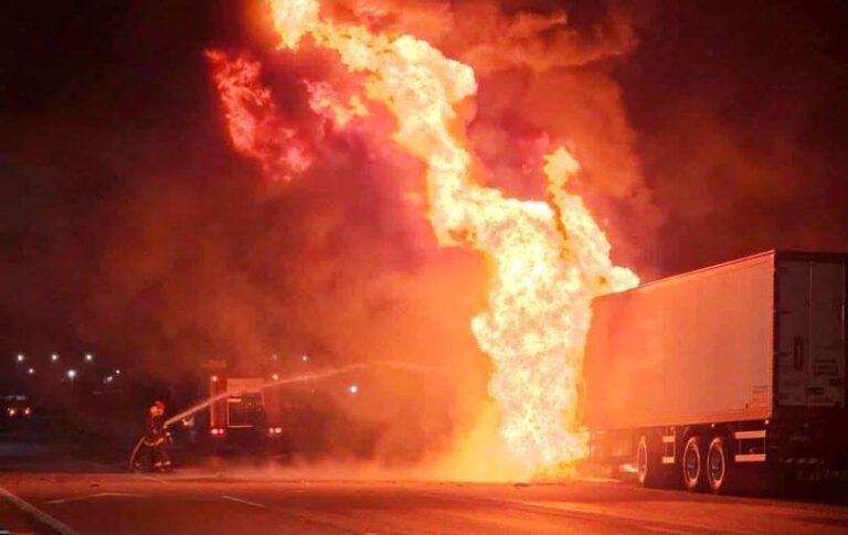 Tragedia en la ruta 8: muere un chofer al incendiarse un camión