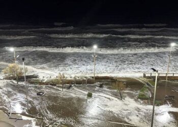 Olas gigantes provocadas por un ciclón invadieron la costa bonaerense