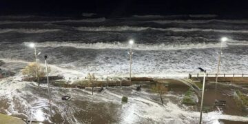 Olas gigantes provocadas por un ciclón invadieron la costa bonaerense