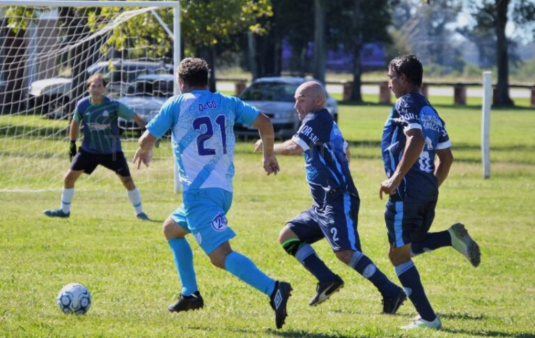 El intendente de Ramallo amenaza con suspender un torneo de fútbol si no le pagan