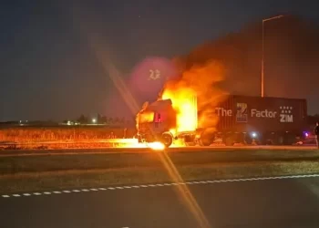 Se incendió un camión en la autopista 8