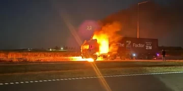 Se incendió un camión en la autopista 8