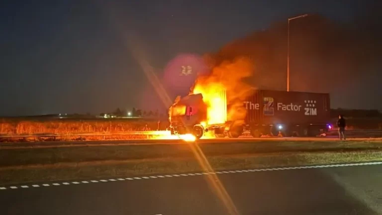 Se incendió un camión en la autopista 8