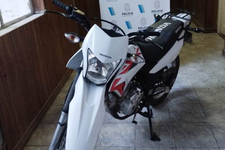 Allanaron la casa de un menor por escaparse de un control de tránsito