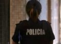 Denuncian a una policía por pegarle a una chica a la salida de un boliche