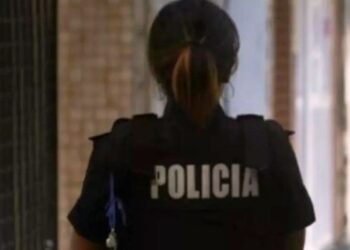 Denuncian a una policía por pegarle a una chica a la salida de un boliche