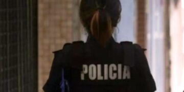 Denuncian a una policía por pegarle a una chica a la salida de un boliche