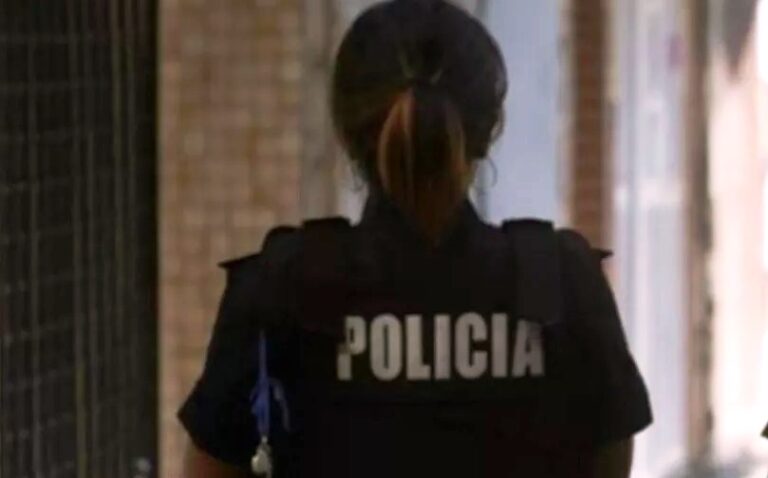 Denuncian a una policía por pegarle a una chica a la salida de un boliche