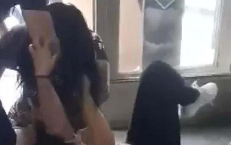 Una chica fue detenida por agredir a una inspectora de tránsito