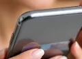 La echaron del trabajo y, de bronca, se llevó un celular