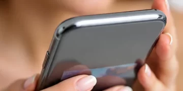 La echaron del trabajo y, de bronca, se llevó un celular